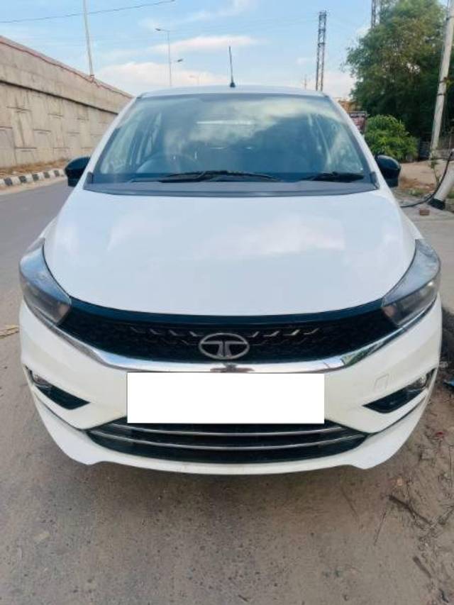 https://images10.gaadi.com/usedcar_image/4050451/original/processed_c268a85e-7f9a-4fea-a3af-68a9519b1edd.jpg?imwidth=6400