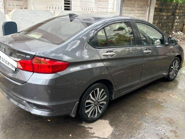 https://images10.gaadi.com/usedcar_image/4051074/original/processed_5529d52f-35a9-4866-93d7-f4c2573547f7.jpg?imwidth=6401