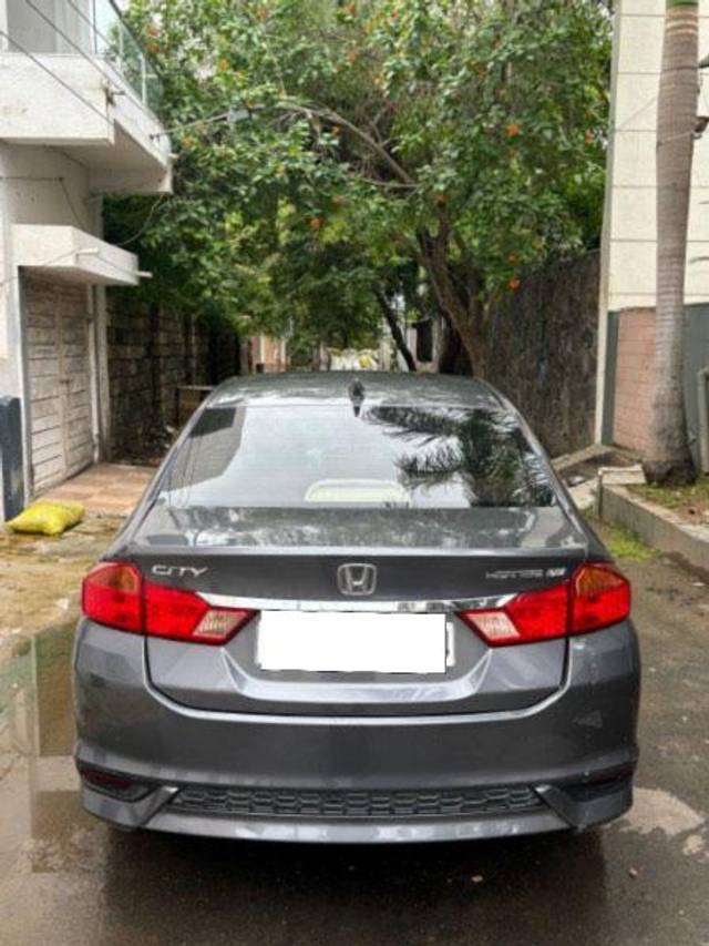 https://images10.gaadi.com/usedcar_image/4051074/original/processed_585c22ff-801d-4ebf-bc17-c24fee486e5d.jpg?imwidth=6402