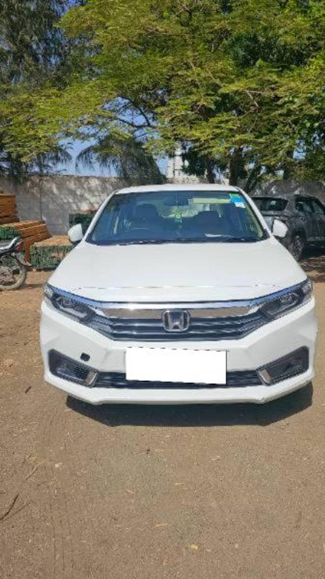 https://images10.gaadi.com/usedcar_image/4051370/original/processed_69519640-730a-4237-a418-7847042e860b.jpg?imwidth=6400