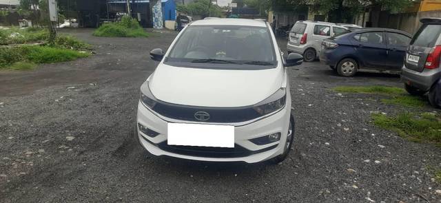 https://images10.gaadi.com/usedcar_image/4051833/original/processed_600f77ad-dfc1-4038-b844-b81d463fac28.jpg?imwidth=6402