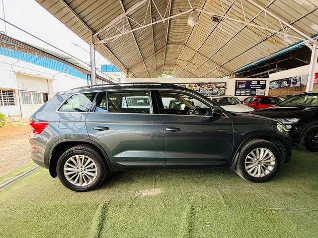 https://images10.gaadi.com/usedcar_image/4051870/original/processed_8e3842360c57d93031c57600eadd8ca6.jpg?imwidth=6401