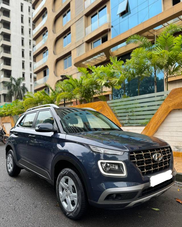 https://images10.gaadi.com/usedcar_image/4051940/original/processed_ba2e37f43031cb570eddd18f11306a58.jpg?imwidth=6400