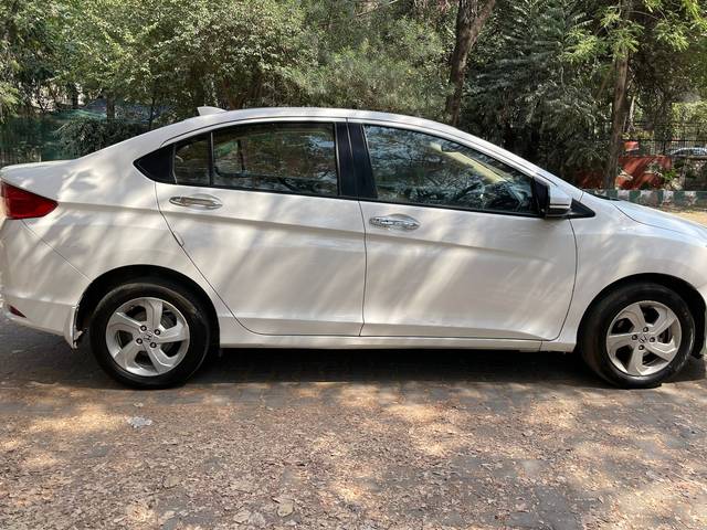 https://images10.gaadi.com/usedcar_image/4052167/original/e6dc5658ef64b08af70c1e5a592da27e.jpg?imwidth=6401