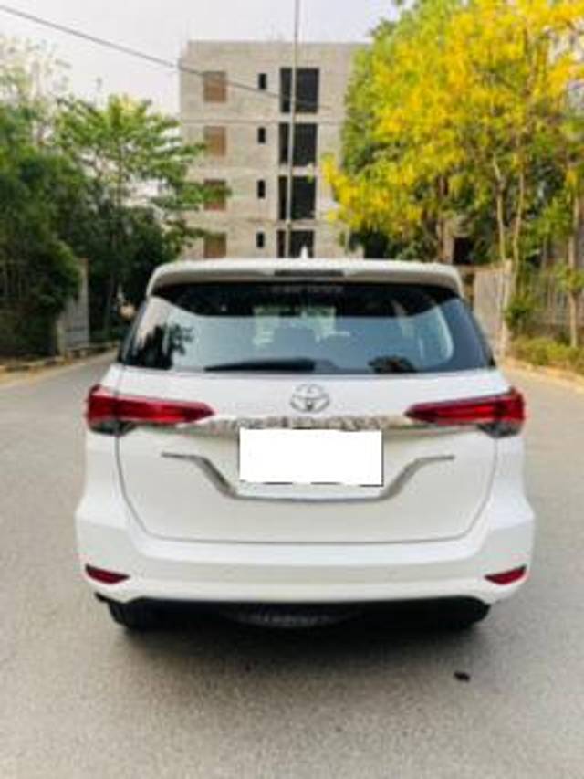 https://images10.gaadi.com/usedcar_image/4053792/original/processed_00a65e901c30de07cd2e7eb98d47cfad.jpg?imwidth=6402