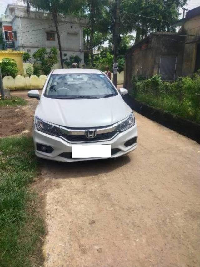 https://images10.gaadi.com/usedcar_image/4053891/original/processed_a4179065-0513-4041-8658-6d0fbc035484.jpg?imwidth=6402