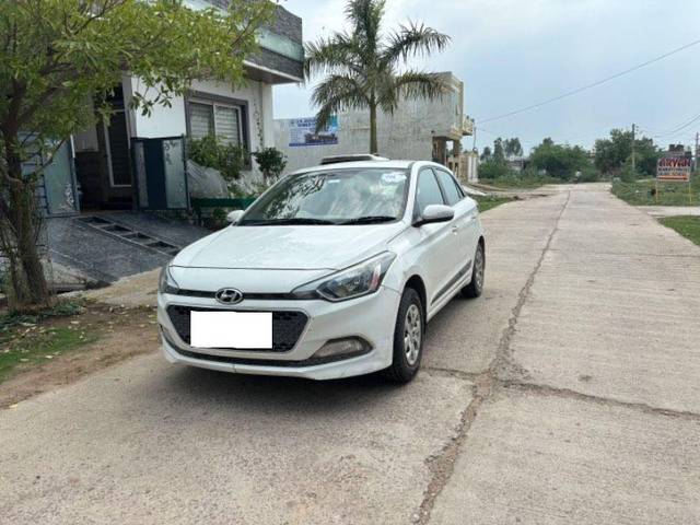 https://images10.gaadi.com/usedcar_image/4053959/original/processed_ddb954e5-11ed-46ce-9711-7af18a3b43c8.jpg?imwidth=6402