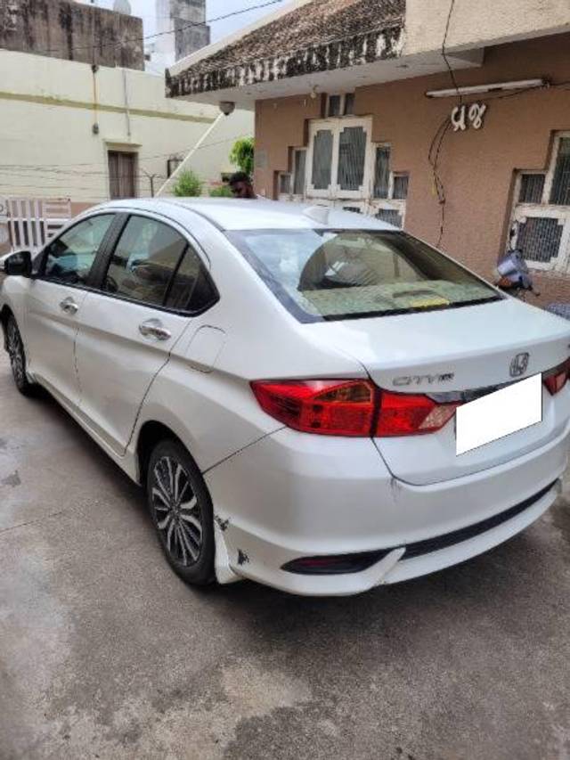 https://images10.gaadi.com/usedcar_image/4054748/original/processed_5219d05e-8ad5-441f-aa89-8efadc560a69.jpg?imwidth=6400