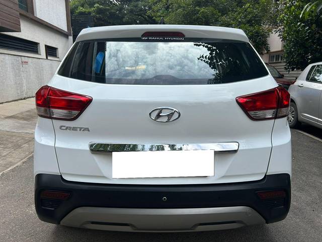 https://images10.gaadi.com/usedcar_image/4055986/original/processed_e6bf6962ea880d7dd80bedc3621e164d.jpg?imwidth=6402