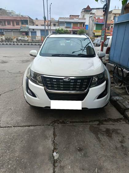 Mahindra XUV500 W9