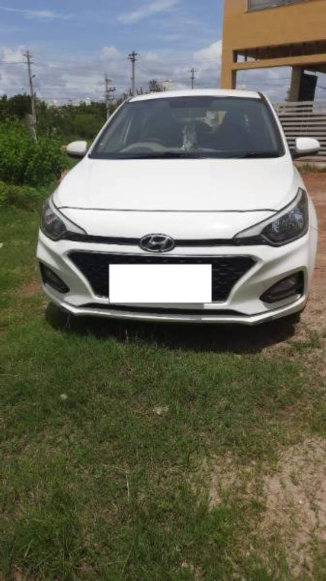 https://images10.gaadi.com/usedcar_image/4058294/original/processed_fe67e096-2d28-42a6-99d4-5919bb94107e.jpg?imwidth=6400