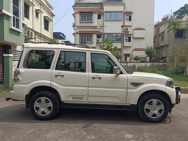 https://images10.gaadi.com/usedcar_image/4058590/original/processed_18b2b1df799ee3dfe76b915c1e29b83e.jpg?imwidth=6401