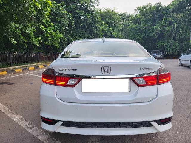 https://images10.gaadi.com/usedcar_image/4059026/original/processed_5d5ef71bc2a20b492199826c5bc6e733.jpg?imwidth=6401