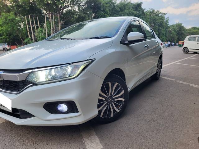 https://images10.gaadi.com/usedcar_image/4059026/original/processed_8bb521f122ffeedd418879a2f5fe070b.jpg?imwidth=6400