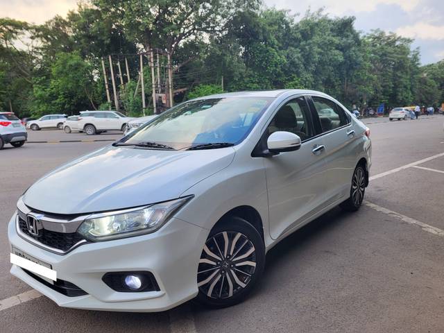 https://images10.gaadi.com/usedcar_image/4059026/original/processed_b180dfadd7fff072427ea71c4815d360.jpg?imwidth=6402