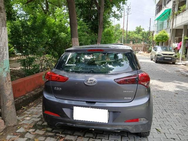 https://images10.gaadi.com/usedcar_image/4059151/original/processed_0567a4eb-af76-48fd-a257-a37cac683ecb.jpg?imwidth=6402