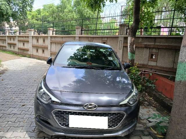 https://images10.gaadi.com/usedcar_image/4059151/original/processed_39eb13c4-3640-4604-80cd-d6bcf8bfac41.jpg?imwidth=6400