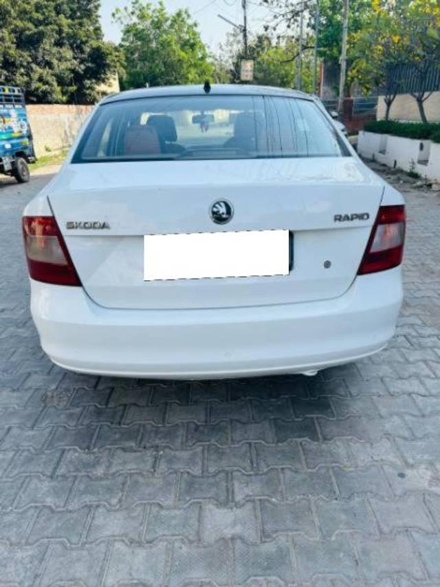 https://images10.gaadi.com/usedcar_image/4060473/original/processed_8803e3d0-8811-4d25-8f1c-f004fca8c0fb.jpg?imwidth=6402