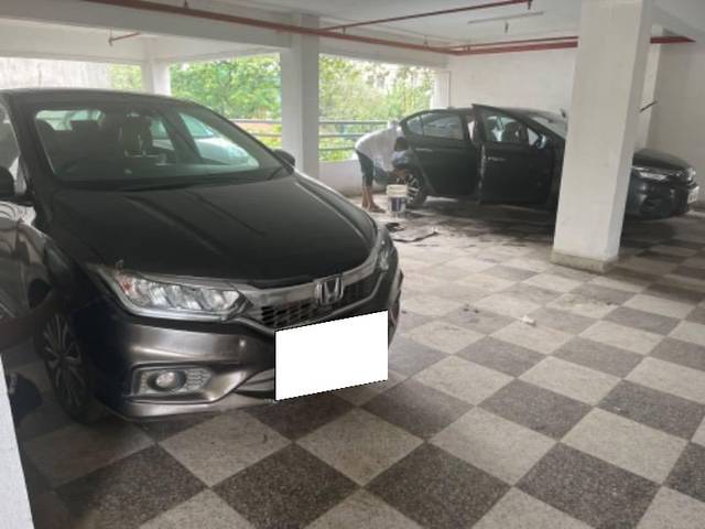 https://images10.gaadi.com/usedcar_image/4060581/original/processed_64f715d0-2000-4b2d-9f6e-dfe11b84af2f.jpg?imwidth=6401