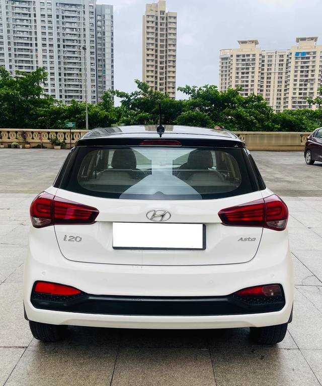 https://images10.gaadi.com/usedcar_image/4061260/original/processed_eb05648a4957fb9185f609e6a018102d.jpg?imwidth=6402