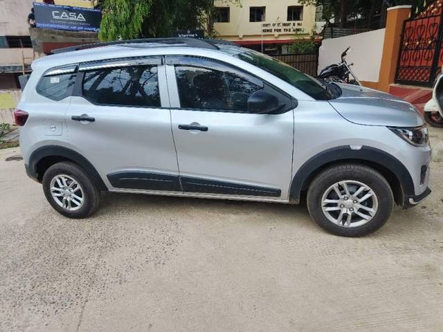 https://images10.gaadi.com/usedcar_image/4062116/original/processed_d53b6264-4835-4f35-b624-f7fc533a424c.jpg?imwidth=6401