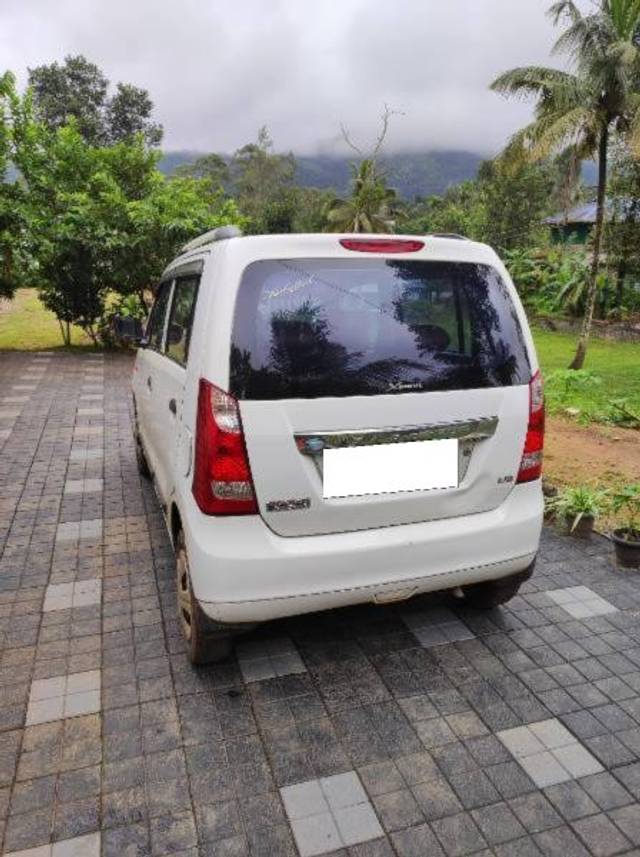 https://images10.gaadi.com/usedcar_image/4062117/original/processed_027e7dcd-3794-4d4c-bb24-5152176e9c55.jpg?imwidth=6401