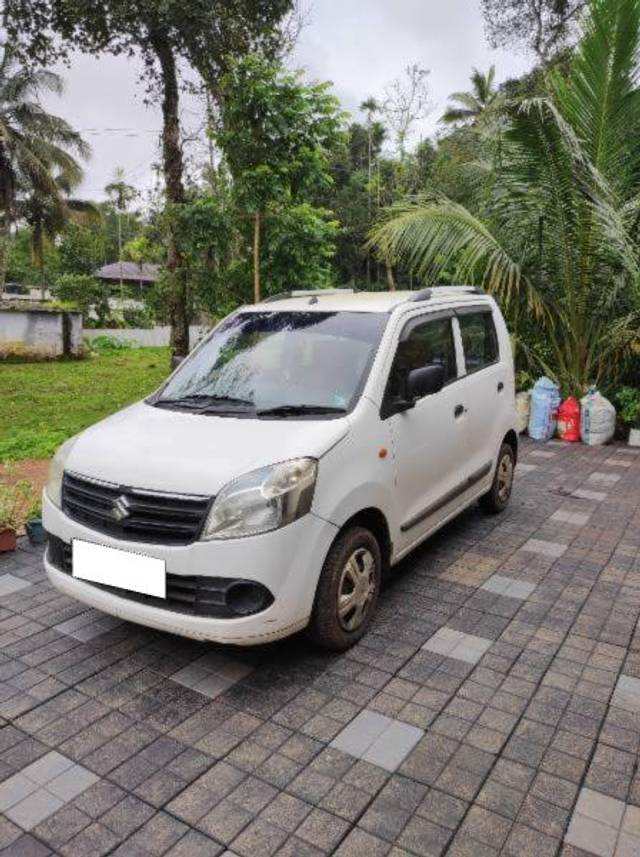 https://images10.gaadi.com/usedcar_image/4062117/original/processed_ad153d9f-16c3-40bd-9f16-59fd73fb71e9.jpg?imwidth=6400