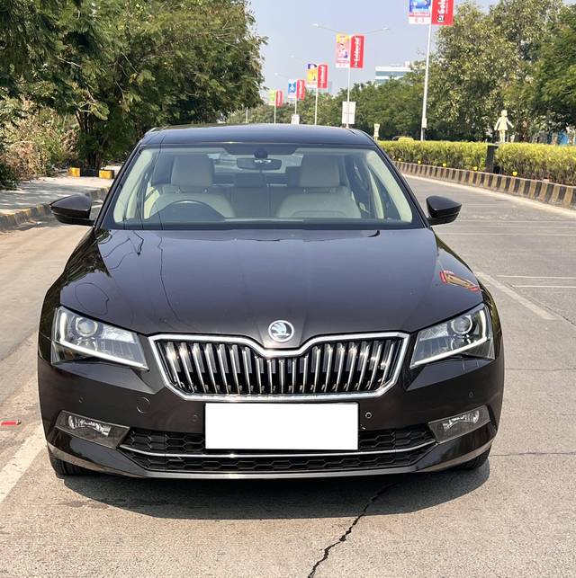 https://images10.gaadi.com/usedcar_image/4062734/original/processed_e76749376bb5200d5cf8ebd400276a8b.jpg?imwidth=6401