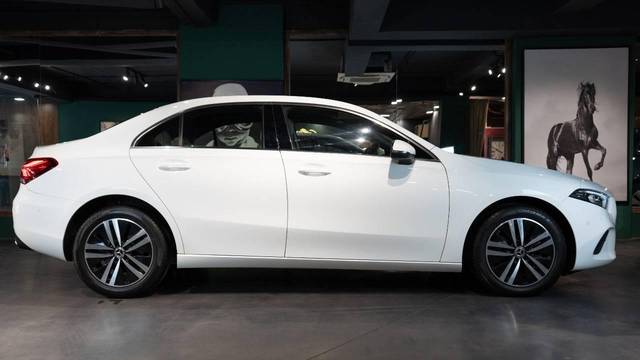 https://images10.gaadi.com/usedcar_image/4063731/original/processed_81a20437a16d9f8a5d31c97b75cb3f54.jpeg?imwidth=6401