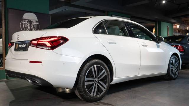 https://images10.gaadi.com/usedcar_image/4063731/original/processed_dbe4d327c6ffd72e88c71fbd890d2329.jpeg?imwidth=6402