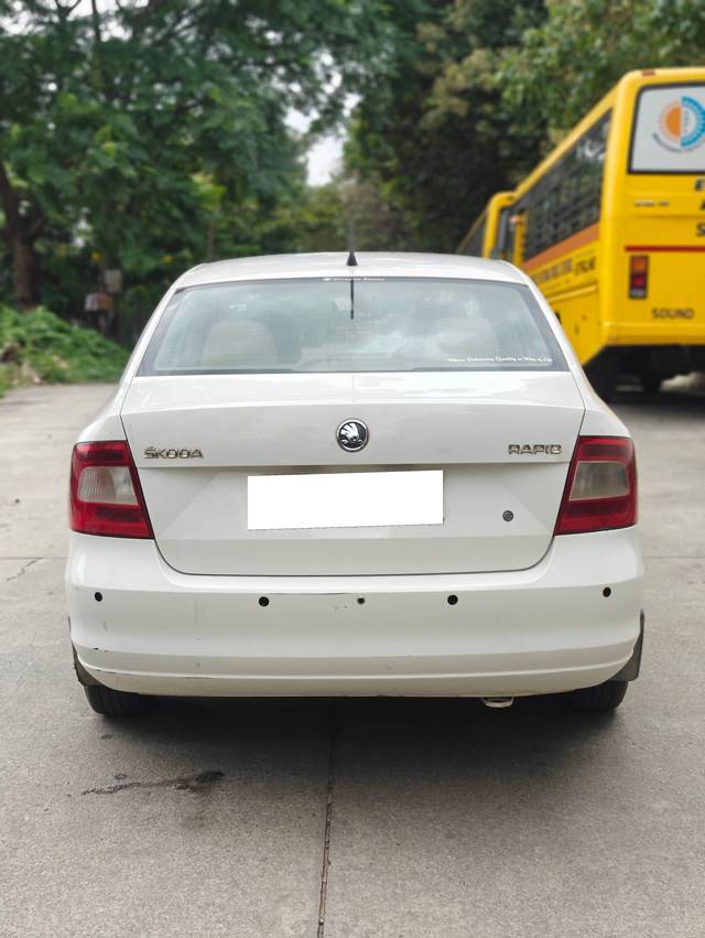 https://images10.gaadi.com/usedcar_image/4065037/original/processed_10581664e2b51bb3f764934bda4095d1.jpg?imwidth=6402