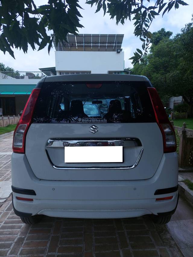 https://images10.gaadi.com/usedcar_image/4065516/original/processed_a0b0b263-4b7d-47bf-a3e5-4b7362ccd419.jpg?imwidth=6402