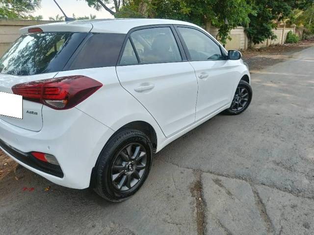 https://images10.gaadi.com/usedcar_image/4066318/original/processed_205d6d63-417f-4a0b-a85b-51e9fbb453ca.jpg?imwidth=6401