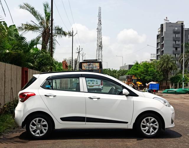 https://images10.gaadi.com/usedcar_image/4066779/original/processed_f1d0ade9c24278c45229fcb9bf23295b.jpg?imwidth=6401