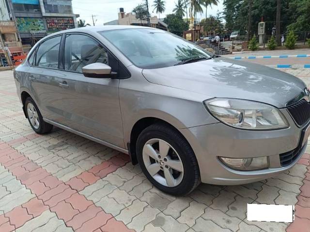 https://images10.gaadi.com/usedcar_image/4066789/original/processed_a1328bef5dde259f1ded91882f0a0f44.jpg?imwidth=6400