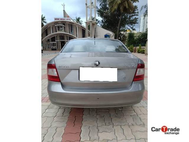 https://images10.gaadi.com/usedcar_image/4066789/original/processed_d8a9a22a6f21a8ba5c6d6e39522897fb.jpg?imwidth=6402