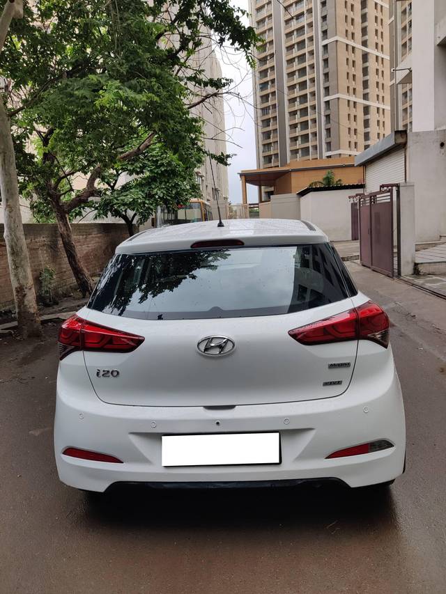 https://images10.gaadi.com/usedcar_image/4067031/original/processed_fd2035e4a087d148da41c78d21a73767.jpg?imwidth=6401