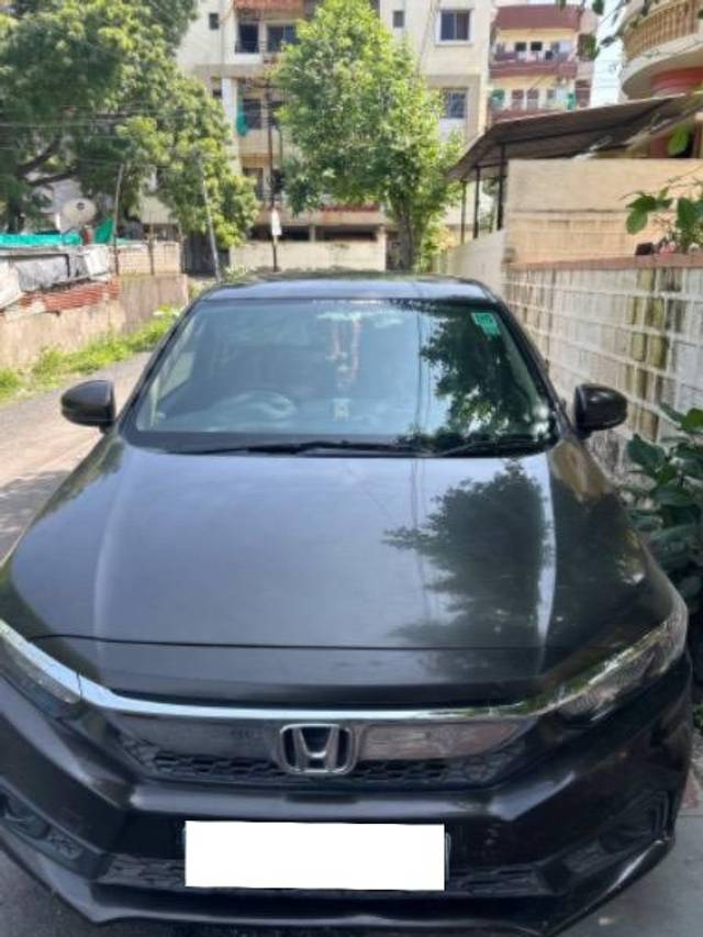 https://images10.gaadi.com/usedcar_image/4067044/original/processed_97914812-ee96-430f-8d32-cd6826ced369.jpg?imwidth=6402