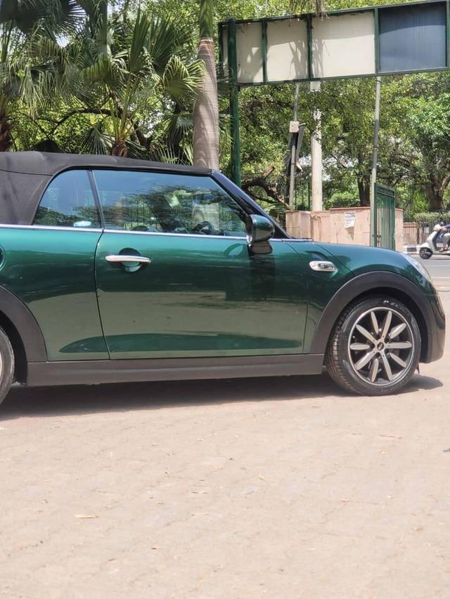 https://images10.gaadi.com/usedcar_image/4067258/original/processed_84e4421dac7c2b31628f9f89ad6c2860.jpg?imwidth=6401