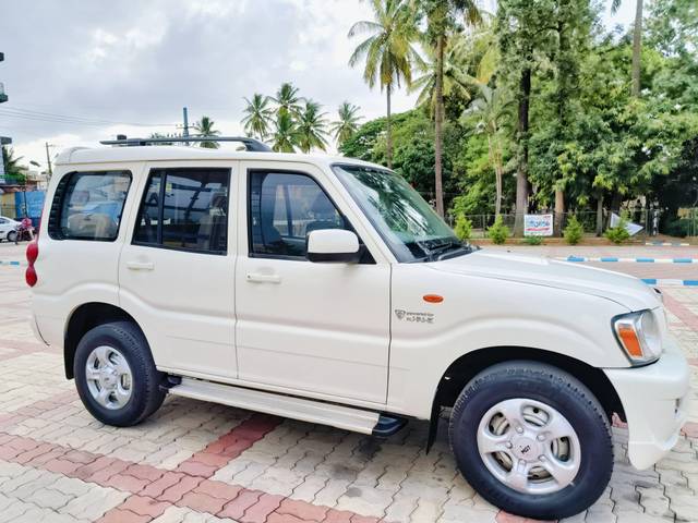 https://images10.gaadi.com/usedcar_image/4067384/original/processed_701a66021423e8244b95763206f96aae.jpg?imwidth=6400