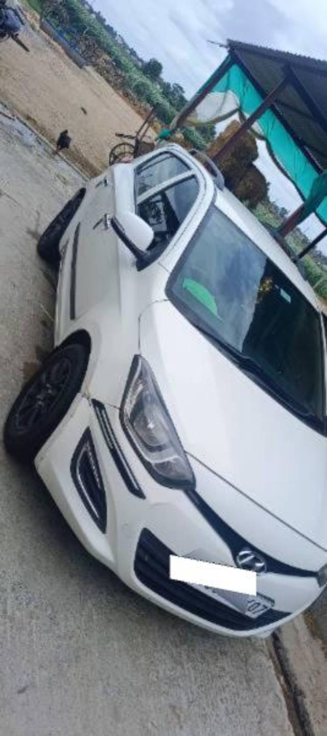 https://images10.gaadi.com/usedcar_image/4067690/original/processed_5431cfad-4566-45b2-ae8b-646e374431a0.jpg?imwidth=6402