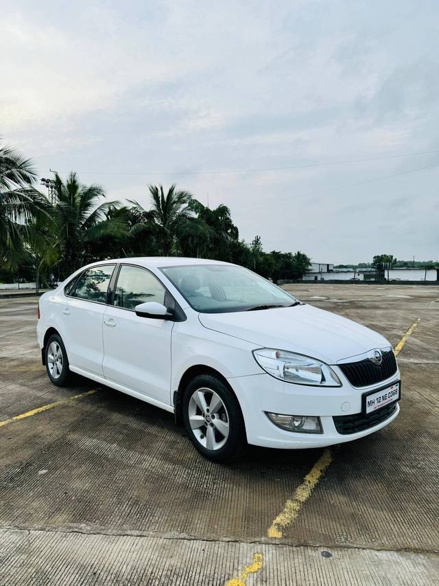 https://images10.gaadi.com/usedcar_image/4068202/original/processed_4c9ca47c9e59aea367b93ba1255d25bb.jpg?imwidth=6400