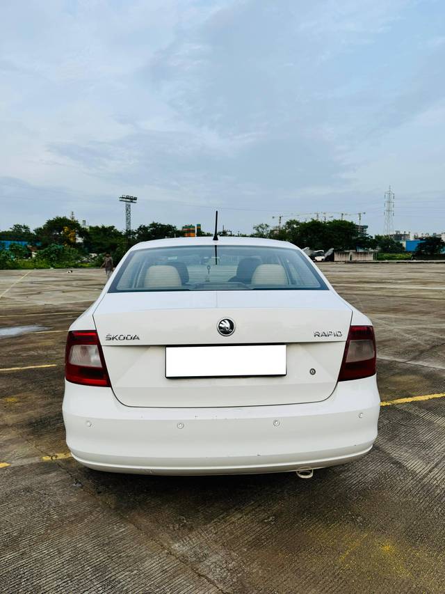 https://images10.gaadi.com/usedcar_image/4068202/original/processed_e0fd09eef5fb99d834fe06c78f715e09.jpg?imwidth=6401