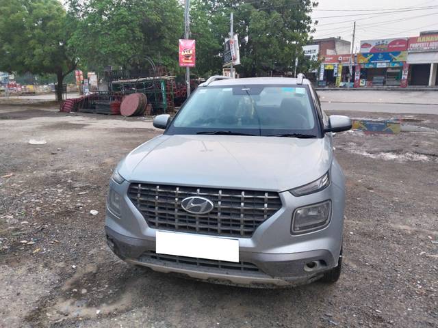 https://images10.gaadi.com/usedcar_image/4069270/original/processed_07d9f4db-2b34-465c-bd7e-043761d8e180.jpg?imwidth=6400