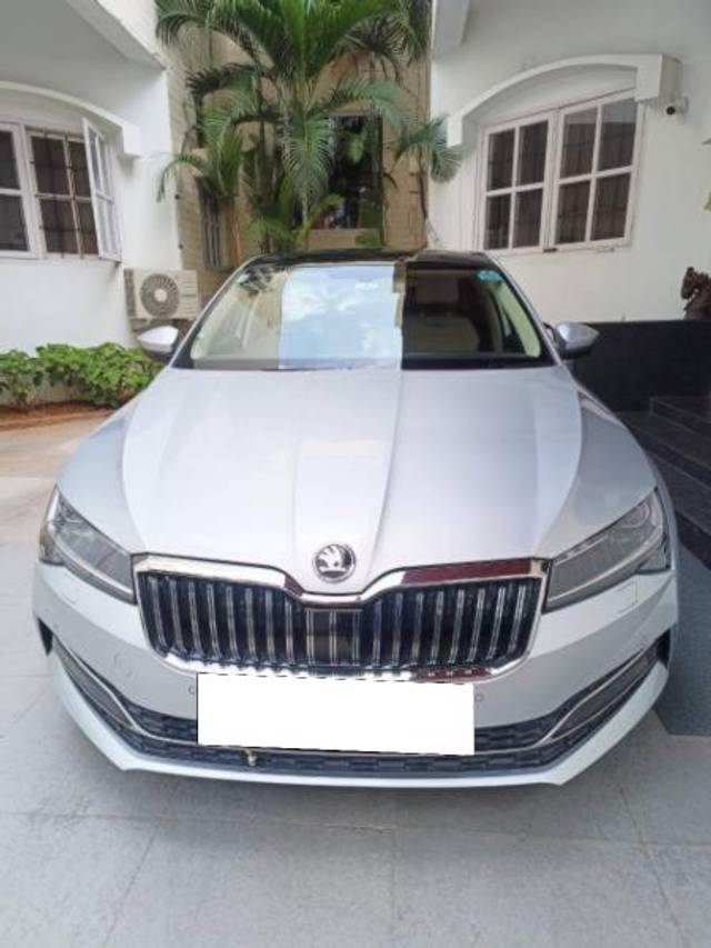 https://images10.gaadi.com/usedcar_image/4069674/original/processed_28ba33bb-1245-4689-868d-860113fdc9d8.jpg?imwidth=6400