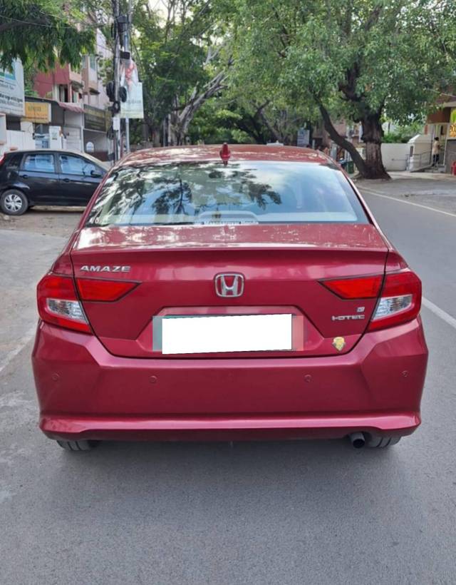 https://images10.gaadi.com/usedcar_image/4071536/original/processed_043e213dbe2c0fac93c3ac236f833371.jpg?imwidth=6401