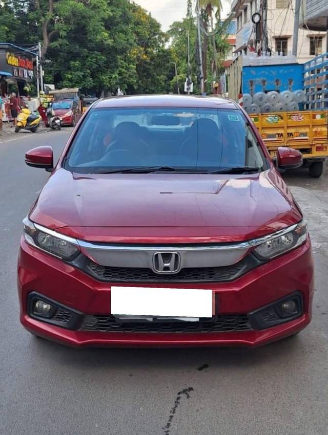 https://images10.gaadi.com/usedcar_image/4071536/original/processed_9b26406cb0cd98ba6ec7c189bf55eea9.jpg?imwidth=6400