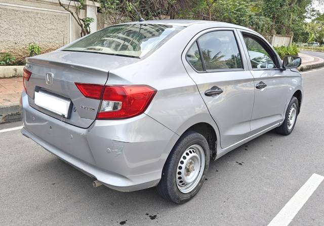 https://images10.gaadi.com/usedcar_image/4072453/original/processed_08c174cd7001808f1b8939449ccf6e3e.jpg?imwidth=6402