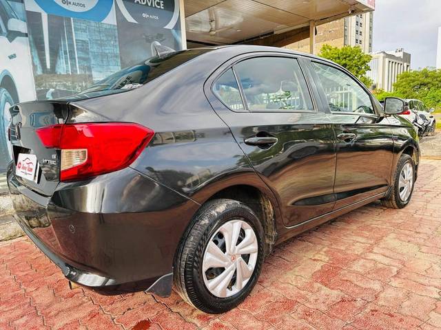 https://images10.gaadi.com/usedcar_image/4072563/original/processed_63dc540f492cc6df090905ffe45d969f.jpeg?imwidth=6402