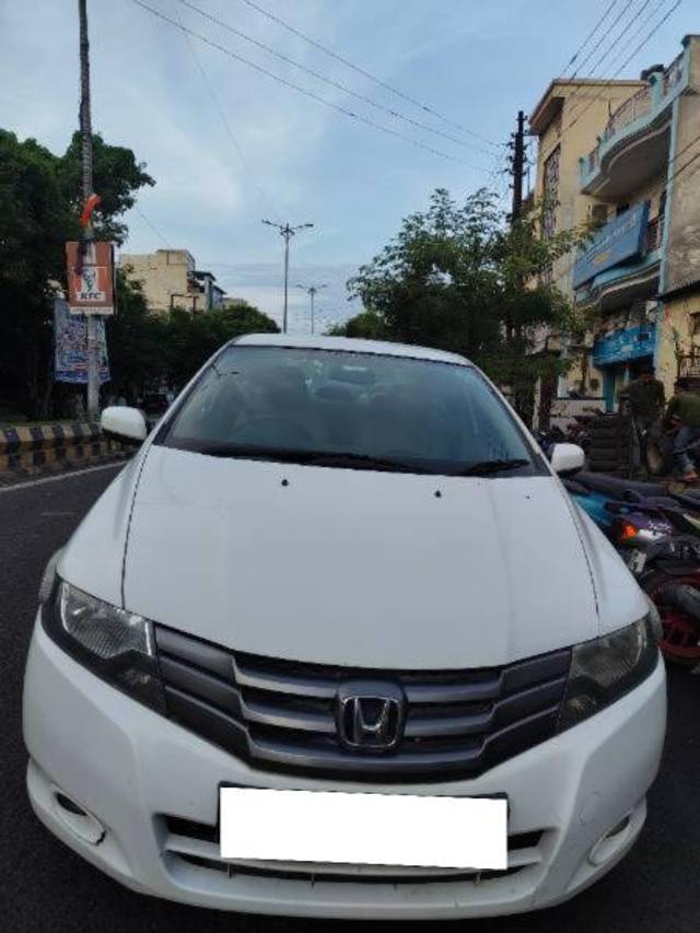 https://images10.gaadi.com/usedcar_image/4073012/original/processed_e23d7d72-f548-47e1-a23a-88bd42ccaaa5.jpg?imwidth=6400